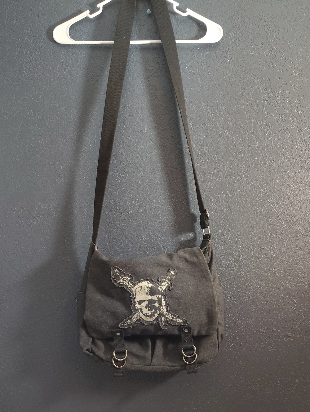 Her Universe Disney Pirates Of The Caribbean Skull Messenger Bag